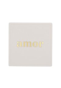 Kvadratisk keramikplatta i en matt ljusrosa färg, med ordet "amor" i upphöjd guldtext i mitten.