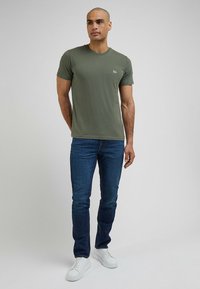 Lee PATCH LOGO TEE - T-shirts basic - olive grove