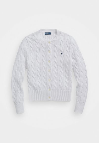 Hvit cable-knit cardigan med rund hals, ribbede mansjetter og hem, med gule knapper og en liten mørk logo på venstre bryst.