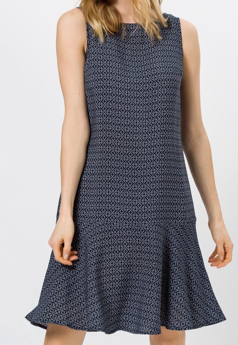 Ärmelloses navyblaues Kleid mit geometrischem Muster, ausgestelltem Saum und strukturierter Stoffqualität. Es hat einen runden Ausschnitt und eine lässige Passform.