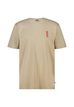 Beige katoenen T-shirt met korte mouwen, ronde hals en klein, verticaal rood tekstlogo op de linkerborst.