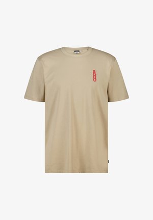 Beige katoenen T-shirt met korte mouwen, ronde hals en klein, verticaal rood tekstlogo op de linkerborst.