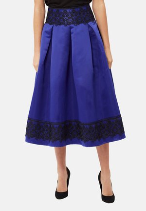 Falda midi de satén azul con pliegues, que presenta una cinturilla y detalle en el dobladillo de encaje negro. La tela tiene una textura suave y brillante.