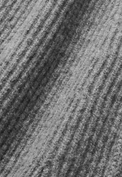 Grijze textuurstof met zichtbare horizontale ribbels en een zachte, donzige oppervlakte. Subtiele schaduwvariaties creëren een gelaagd effect.