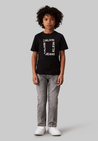 Calvin Klein Jeans MAXI HERO FLOCK LOGO - Apdrukāts T-krekls - black