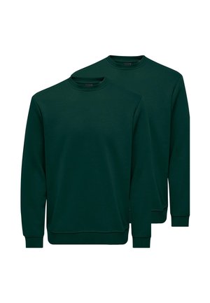 Twee donkergroene crewneck sweatshirts met lange mouwen, geribde manchetten en zoom, afgebeeld tegen een witte achtergrond.
