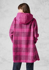 Rosa plaid fleece frakke med en quiltet hætte og lange ærmer, der har grå linjer og en løs pasform. Bagvæggen viser en ren kant.