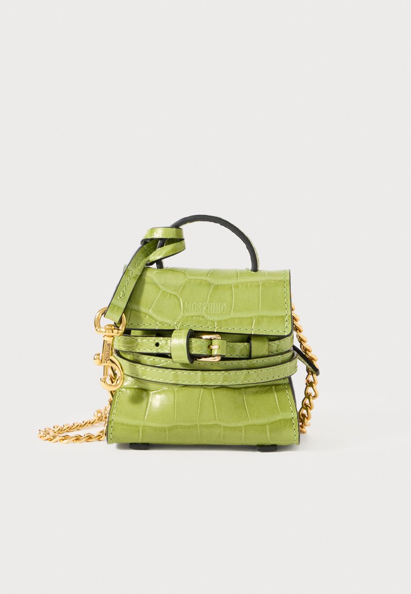 Pequena bolsa de couro texturizado verde crocodilo com alça superior, corrente dourada, detalhe de fivela e logo Moschino Milano na aba.