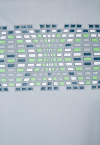 Camisa gris claro con un diseño gráfico de rectángulos irregulares en tonos de verde, blanco y azul, con un acabado texturizado.