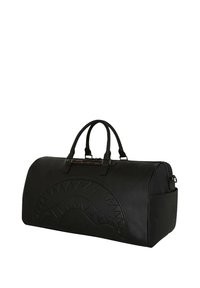 Bolsa de viaje de cuero negro con un diseño texturizado de dientes de tiburón en la parte frontal. Cuenta con dos asas y un bolsillo lateral para mayor comodidad.