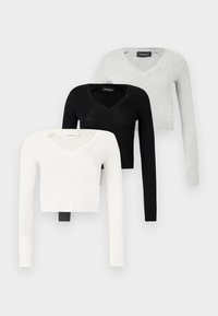 Τρία crop tops με μακριά μανίκια και V λαιμόκοψη σε μπεζ, μαύρο και γκρι, στοιβαγμένα κάθετα σε λευκό φόντο.