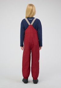 Rode skipak met grijze banden, voorzien van elastische boorden bij de enkels. Zonder patroon, gemaakt van waterafstotend materiaal.