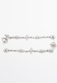 Orecchini pendenti tono argento con cristalli trasparenti di varie forme disposti in un motivo lineare e fissati con chiusura a farfalla.