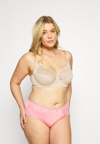 Beige kanten beha met zachte cups en verstelbare bandjes, gecombineerd met roze textuuronderbroeken met kantafwerking en een strikdetail in het midden.