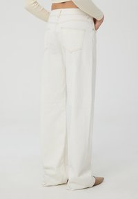 Terranova CON CUCITURE A CONTRASTO - Jeans baggy - bianco lana