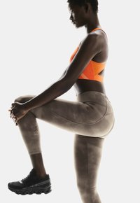 On PERFORMANCE 7/8  - Leggings - cinder