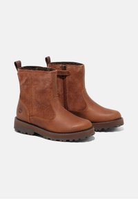 Botas de tobillo de cuero marrón con parte superior de ante texturizado, cremallera lateral y suela resistente. Presenta el logotipo de la marca embossado en el costado.