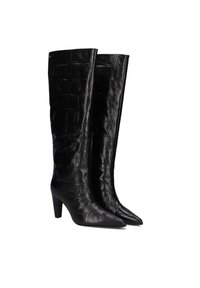 Een paar zwarte leren laarzen tot op de knie met spitse neuzen en een stevige middenhakken, voorzien van een subtiele krokodillenstructuur.