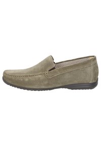 Schnürlose Schuhe aus olivgrünem Veloursleder mit gesteppter Detailierung. Flache Gummisohle, gestreifte Textilauskleidung und minimalistisches Design.