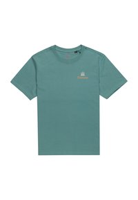 Camiseta de algodón en color verde azulado con cuello redondo. Presenta un pequeño logotipo bordado en naranja con un gráfico de árbol en el lado izquierdo del pecho. Mangas cortas.