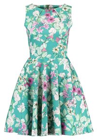 Blommig klänning med turkos bakgrund, som har rosa och vita blommor, en figurnära bodice och en utsvängd kjol. Tillverkad av lättviktig tyg.