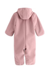 Ein Fleece-Einteiler in zartem Rosa, mit Kapuze und langen Ärmeln, glatter Textur und ohne sichtbare Verschlüsse oder Muster.