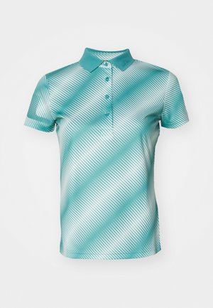 Camisa polo turquesa com gola colarinho, apresentando riscas brancas diagonais, com paletó de três botões e mangas curtas. Feita de um tecido suave.