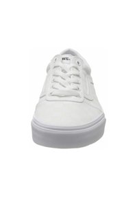Zapatillas blancas con un patrón de tablero de ajedrez texturizado, diseño con cordones, suela de goma y detalles cosidos en la puntera y los laterales.