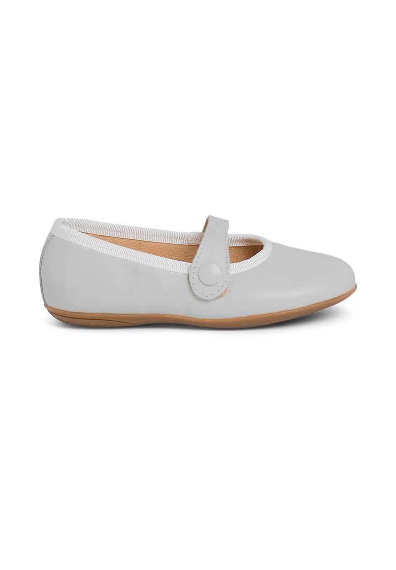 Harmaa nahkainen ballerina, jossa on valkoinen elastinen reunus, pyöreä kärki ja koristeellinen hihna nappineen. Litteä ruskea kumipohja.