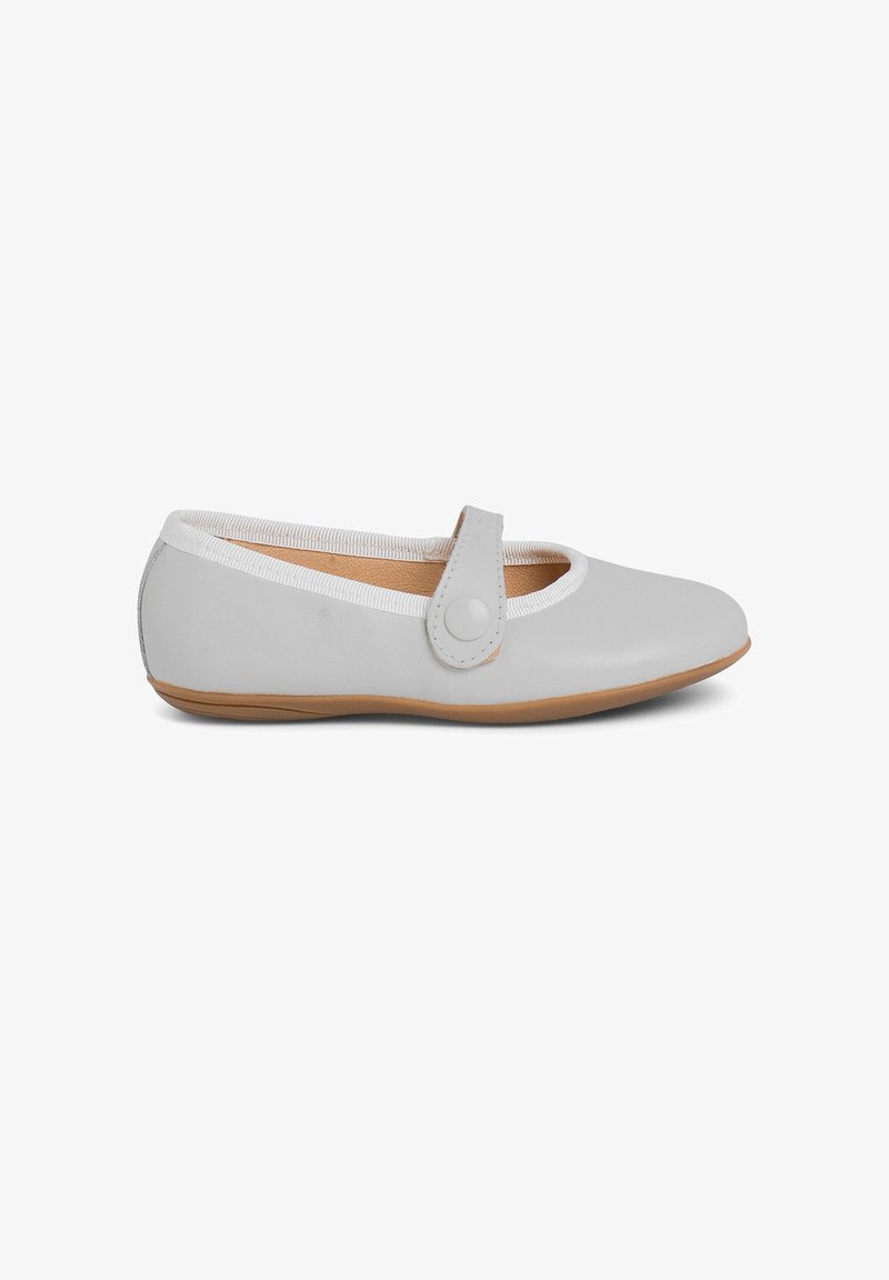 Harmaa nahkainen ballerina, jossa on valkoinen elastinen reunus, pyöreä kärki ja koristeellinen hihna nappineen. Litteä ruskea kumipohja.