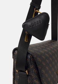 Guess VEZZOLA - Taška s příčným popruhem - dark brown/ochre