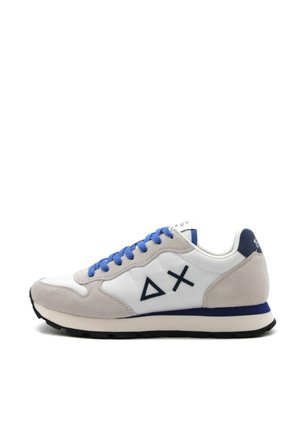 Sneaker con tomaia in pelle bianca e dettagli in suede grigi, caratterizzata da un logo blu, lacci e un tallone posteriore blu navy. Sole in gomma nera con striscia colorata.