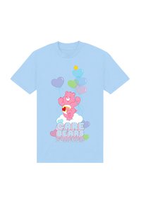 Světle modré tričko se zlatou grafikou růžového medvěda s balónky ve tvaru srdce, mraky a textem "CARE BEARS FOREVER" tučnými písmeny.