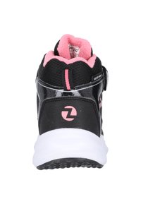 Schwarz und rosa wasserdichte Sportschuhe mit strukturiertem Obermaterial, gepolstertem Schaft und einer weißen Gummisohle. Klettverschluss-Akzent am Knöchel.