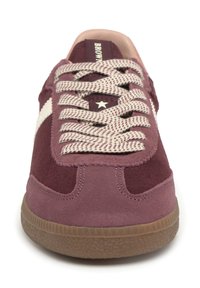 Zapatillas de gamuza burdeos y malva con cordones cremosos de patrón, suela de goma, una franja lateral blanca y un detalle de estrella en la lengüeta.