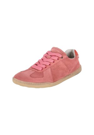 Sneaker in pelle scamosciata rosa dal profilo basso con spesse stringhe rosa e suola in gomma marrone chiaro, inclinata per mostrare i dettagli laterali e frontali.