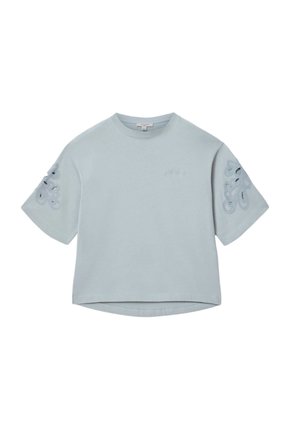 Hellblaues, kurzes T-Shirt mit rundem Ausschnitt und floraler Cut-Out-Stickerei an beiden Ärmeln.