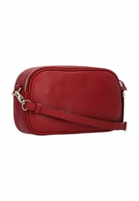 Borsa a tracolla rossa in pelle con una finitura testurizzata, forma arrotondata, chiusura superiore con zip e tracolla regolabile. Dettagli in hardware dorato.