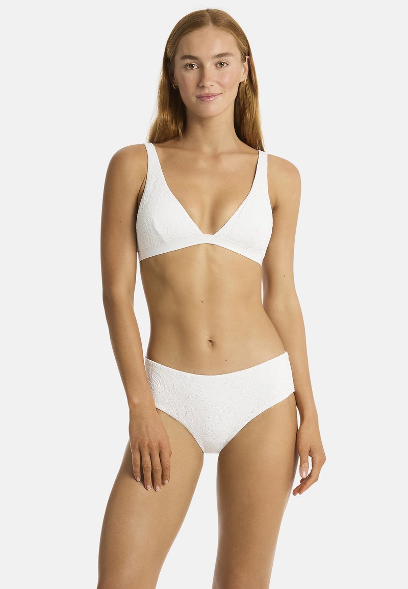 Weißes Bikini-Set mit einem strukturierten Dreieck-Bralette und hochgeschnittenen Unterteilen. Der Stoff hat ein dezentes geprägtes Muster.