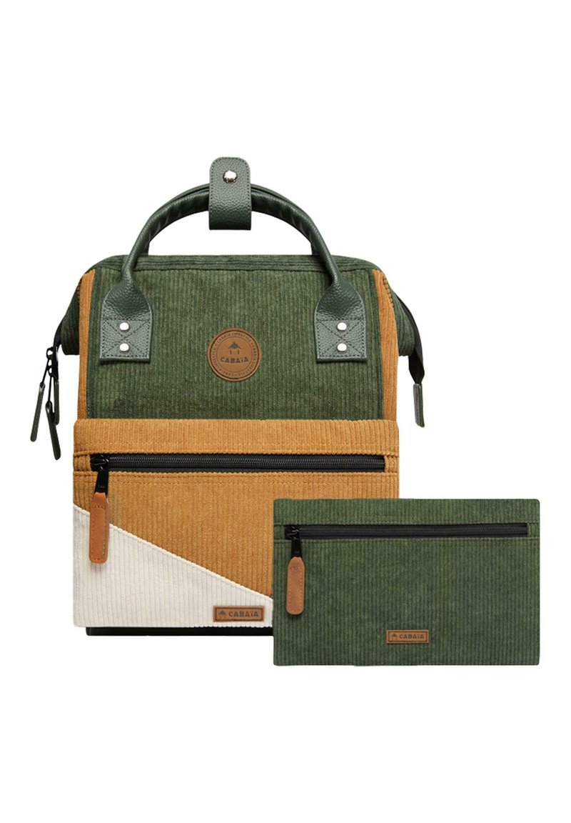 Sac à dos en corduroy vert et tan avec des accents en cuir, doté d'une poche avant zippée et d'une petite trousse assortie avec une fermeture zippée.