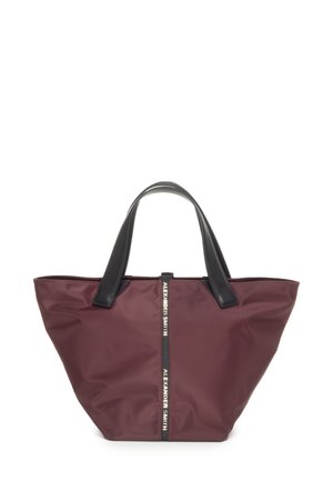 Borsa tote in nylon bordeaux scuro con manici in pelle nera. Presenta una striscia centrale con "ALEXANDER SMITH" in testo bianco. Texture liscia.