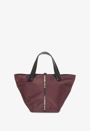 Borsa tote in nylon bordeaux scuro con manici in pelle nera. Presenta una striscia centrale con "ALEXANDER SMITH" in testo bianco. Texture liscia.