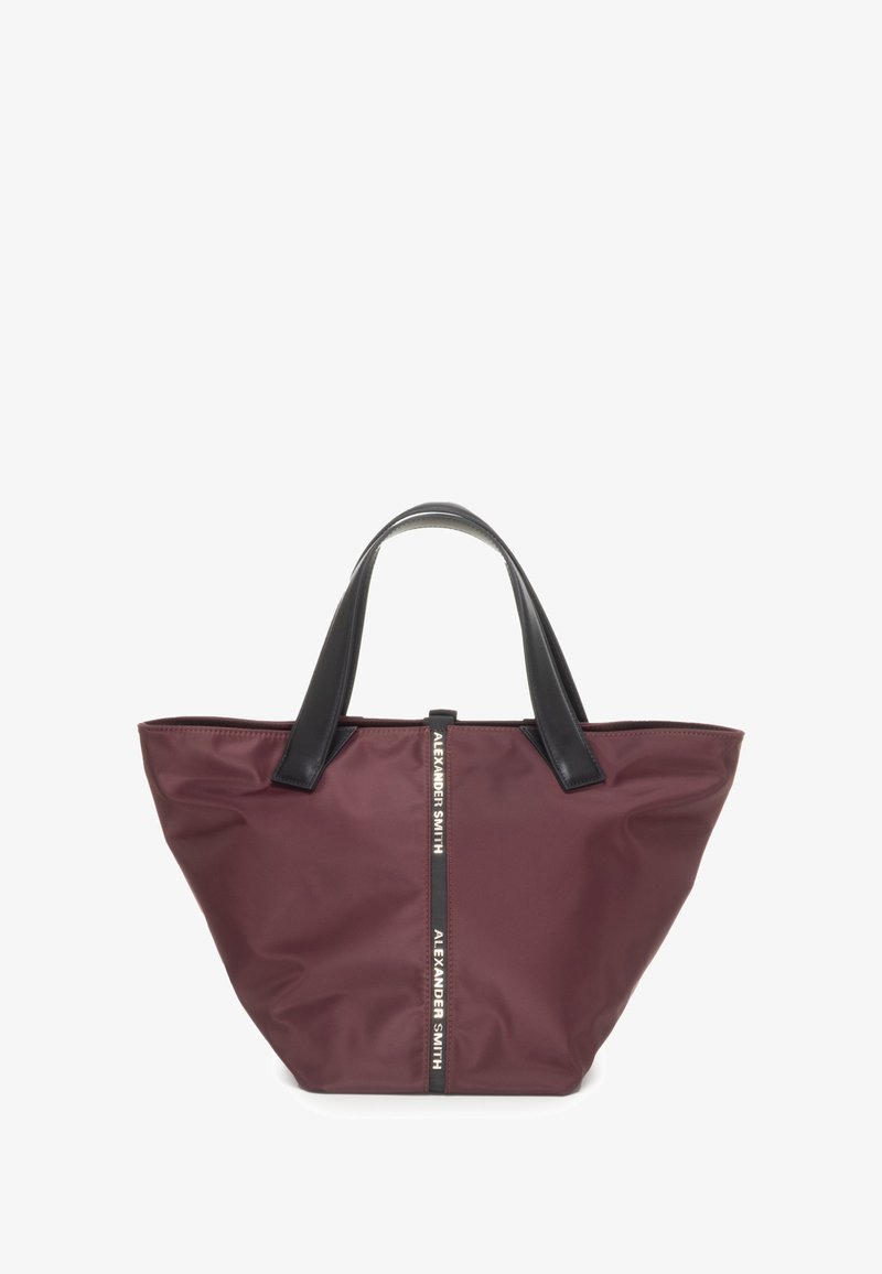 Borsa tote in nylon bordeaux scuro con manici in pelle nera. Presenta una striscia centrale con "ALEXANDER SMITH" in testo bianco. Texture liscia.