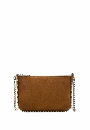 Kleine bruine suède clutch met metalen studs langs de randen en een zilveren kettingriem op witte achtergrond.