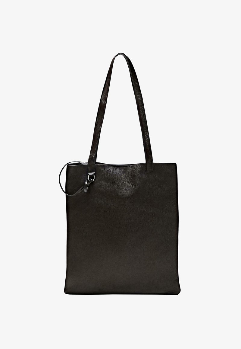 Zwarte lederen totebag met lange schouderbanden en een klein bevestigd leren lusdetail op een witte achtergrond.