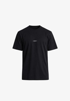 T-shirt noir à manches courtes avec col rond, orné d'un petit patch rectangulaire "SIKSILK" centré sur la poitrine.