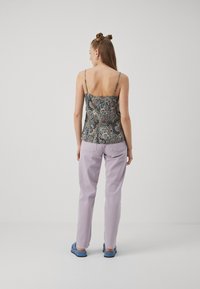 Vero Moda VMEASY SINGLET V NECK - Top - laurel wreath/kira