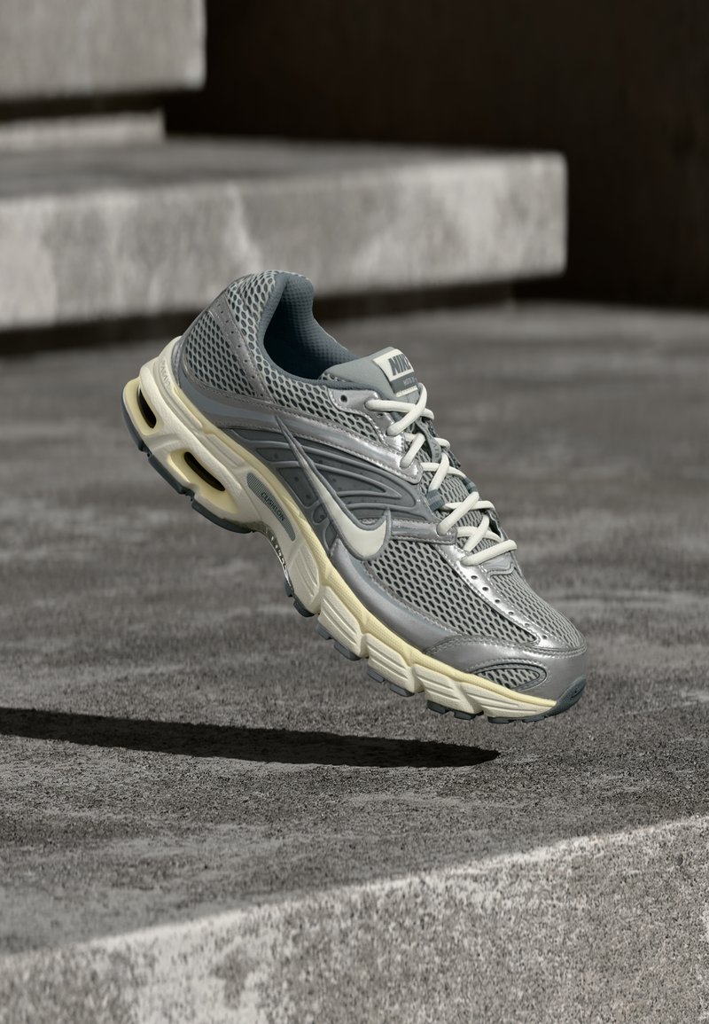 AIR MAX MOTO 2K light smoke grey/sail/cool grey/coconut milk/metallic silver-coloured/grey