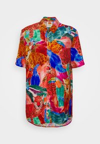 Färggshirt med korta ärmar och knäppning, prydd med ett livligt djurmönster som inkluderar leoparder, tukaner, papegojor och dovar på en vit bakgrund.