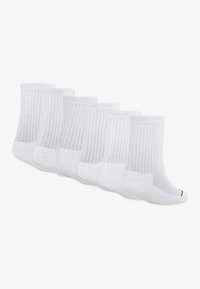 Set de șase șosete albe din bumbac, cu design striat, călcâie și vârfuri întărite, cu un mic accent roșu lângă manșete.